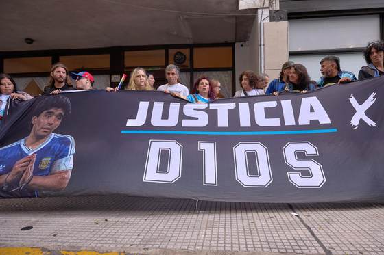 Peritos descartan muerte súbita de Maradona y apuntan a una agonía prolongada