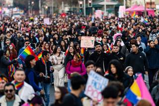 Miles desfilan en Chile en Marcha del Orgullo que exige postura clara al Gobierno de Kast