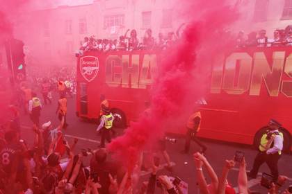 El Arsenal se olvida de la Champions con un baño de masas