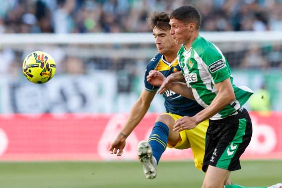 Betis y Sporting Clube acuerdan el traspaso del centrocampista Sergi Altimira
