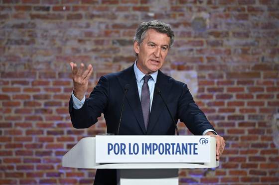 La derecha española acusa al Gobierno de "exportar un problema migratorio a la UE"