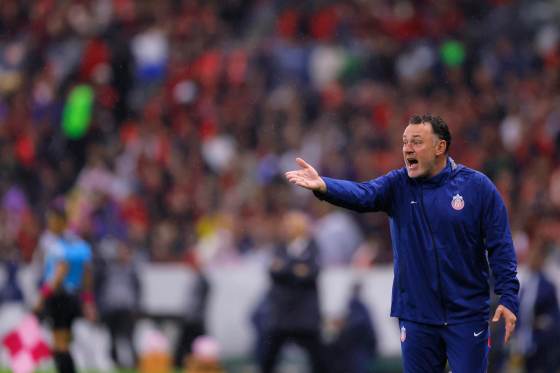 Milito pide calma a sus jugadores para que Chivas regrese a las victorias