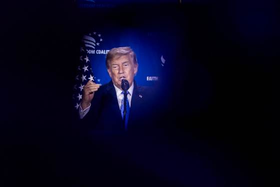 Trump amenaza con arancel del 100 % si prospera impuesto de la UE a los gigantes digitales