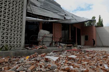 Ocho heridos tras un terremoto de magnitud 6,7 en el norte de la isla indonesia de Célebes