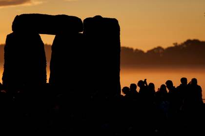Decenas de miles de personas celebran la llegada del verano en el místico Stonehenge