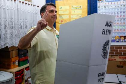 Flávio Bolsonaro arranca por delante de Lula con los primeros datos del escrutinio