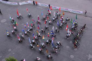 Protestan contra "limpieza social" por ciclovía rumbo al Mundial en Ciudad de México