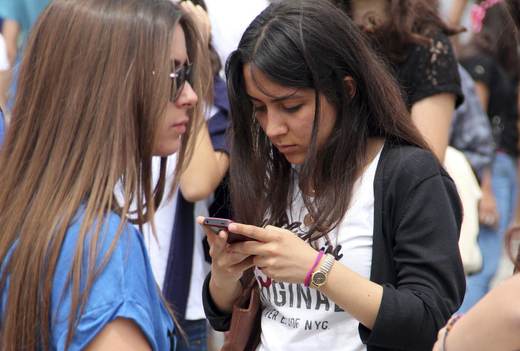 El efecto de 21 días sin móvil en escolares: dormir mejor, menos depresión y paz mental