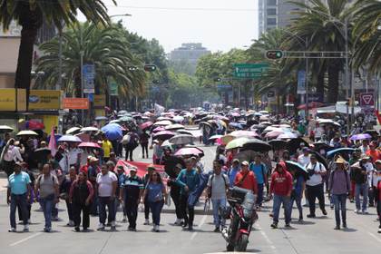 Maestros mexicanos escalan protestas en la capital y toman el aeropuerto de Oaxaca