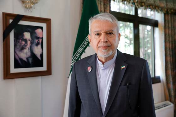 El ministro iraní de Turismo afirma que sin "injerencia de otros" la paz "es posible"
