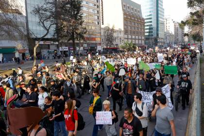Ambientalistas marchan en Chile contra "retrocesos ambientales" que reclaman a Kast