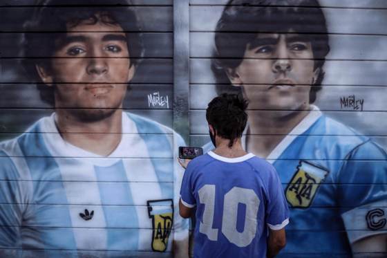 Sesenta metros, diez segundos, cinco rivales; las cifras del “gol del siglo”