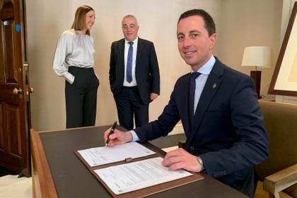 El Consell de Mallorca formaliza en Londres la compra de una carta portulana del siglo XV