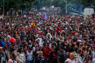 "Zombis solidarios" se movilizan en Ciudad de México para ayudar a familias necesitadas