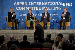 El rey asiste en La Granja (Segovia) a un encuentro internacional sobre retos de liderazgo