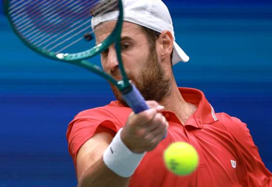 Khachanov avanza a semifinales en Nueva York por el abandono de Blockx en el tercer set