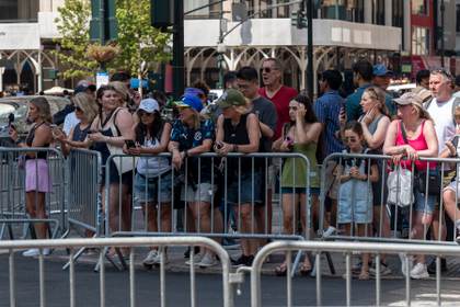 Los 'Swifties' rondan Nueva York a 40 grados por un mínimo atisbo de la boda del año