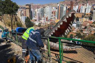 Voluntarios y obreros impulsan la recuperación del histórico Parque Laikakota de La Paz