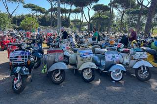 Apasionados de la Vespa llegan a Roma desde todo el mundo para celebrar sus 80 años