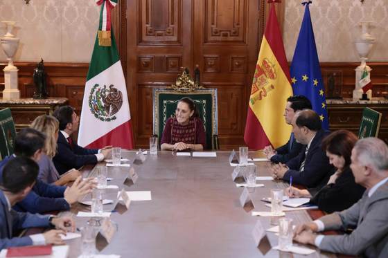 Sheinbaum dialoga con ministro Albares sobre "cooperación" entre México y España
