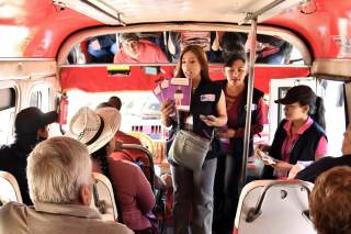 Mujeres se movilizan en semáforos en campaña contra la violencia en Bolivia