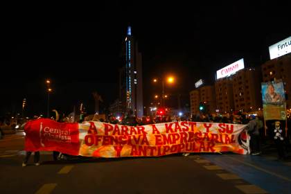Estudiantes y gremios protestan en Chile contra el Foro Madrid y el gobierno de Kast