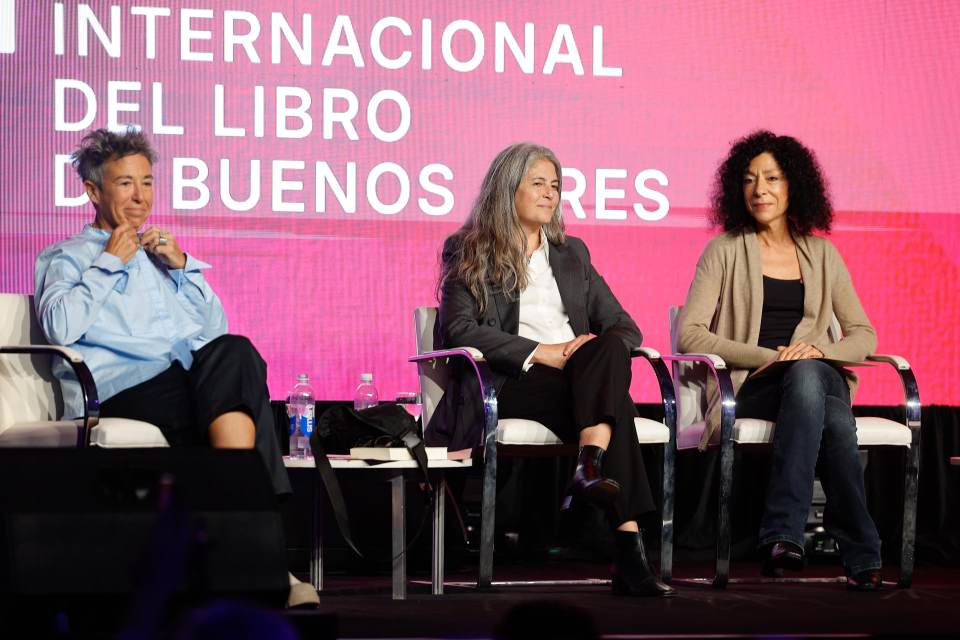 Selva Almada, Leila Guerriero y Gabriela Cabezón rechazan etiqueta de mujeres escritoras