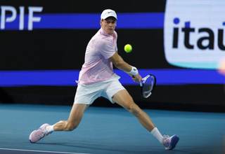 Sinner avanza a octavos en Miami y rompe un récord de Djokovic