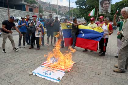 Chavistas protestan contra el "tutelaje" e intervencionismo de EE.UU. en Venezuela