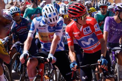 Enric Mas luce el maillot rojo en la novena etapa, primer español líder desde 2018