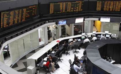 Bolsa de México retrocede 2,69 % en la semana y se ubica en 67.976,5 unidades