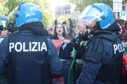 Miles de jóvenes protestan en Milán por los precios y el despliegue policial de Meloni