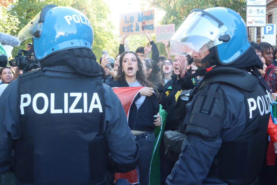 Miles de jóvenes protestan en Milán por los precios y el despliegue policial de Meloni