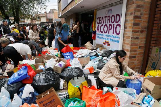 Cientos de voluntarios reúnen ayuda en Bogotá para enviar a Venezuela tras terremotos