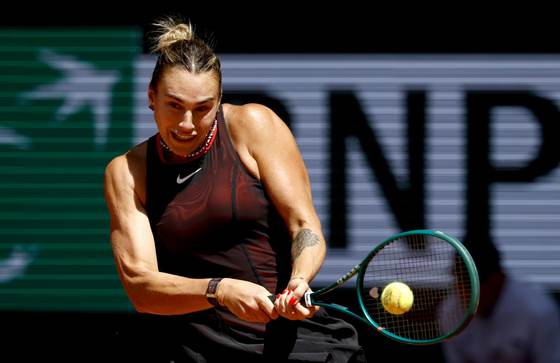Sabalenka arrolla a Bouzas