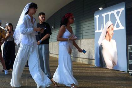Una marea vestida de blanco y negro se prepara para el concierto de Rosalía en Puerto Rico