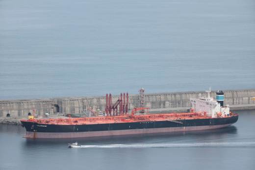 El petróleo brent baja cerca el 1 % y el barril se cotiza a menos de 104 dólares