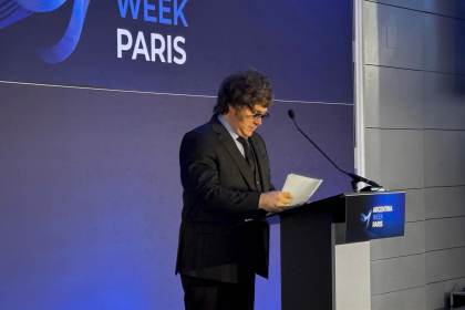 Milei confronta en París el modelo económico argentino al europeo y presume de resultados