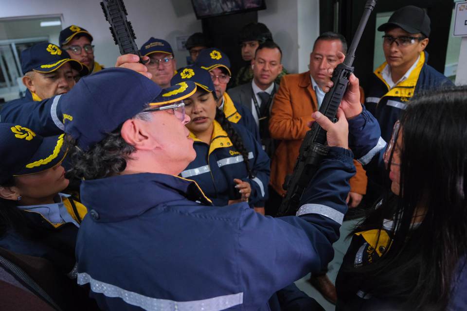Petro presenta el Jaguar, un fusil desarrollado por la industria militar colombiana