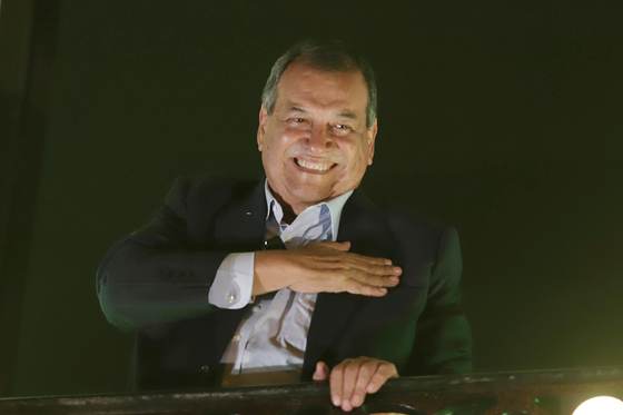 El candidato presidencial Nieto alaba a jóvenes de Perú por "crítica radical" a corruptos