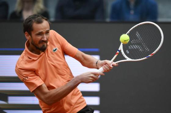 Medvedev tira de veteranía ante un Landaluce ejemplar y se cita con Sinner en semifinales