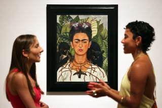 Una exposición en Londres explora la evolución de Frida Kahlo como icono global