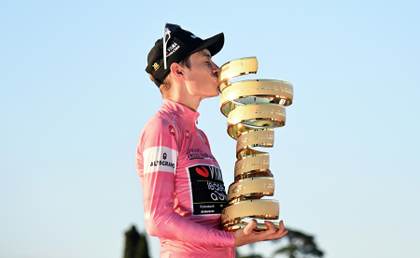 Vingegaard cierra en Roma el círculo de las tres grandes