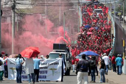 Trabajadores hondureños exigen empleos, mejores salarios y frenar el alto costo de la vida
