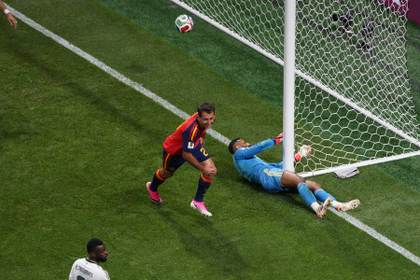Oyarzabal supera a Butragueño e iguala a Morientes como séptimo goleador con España