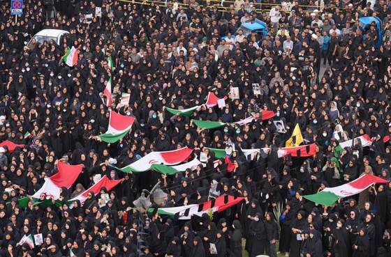 Centenares de personas despiden en Irán a los 165 muertos en el ataque a escuela infantil