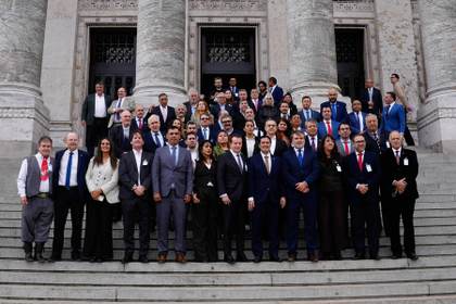 El Parlamento del Mercosur rinde homenaje al papa Francisco con un llamado a la paz
