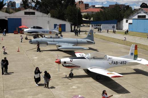 Bolivia exhibe más de 30 aeronaves que marcaron la historia de su Fuerza Aérea
