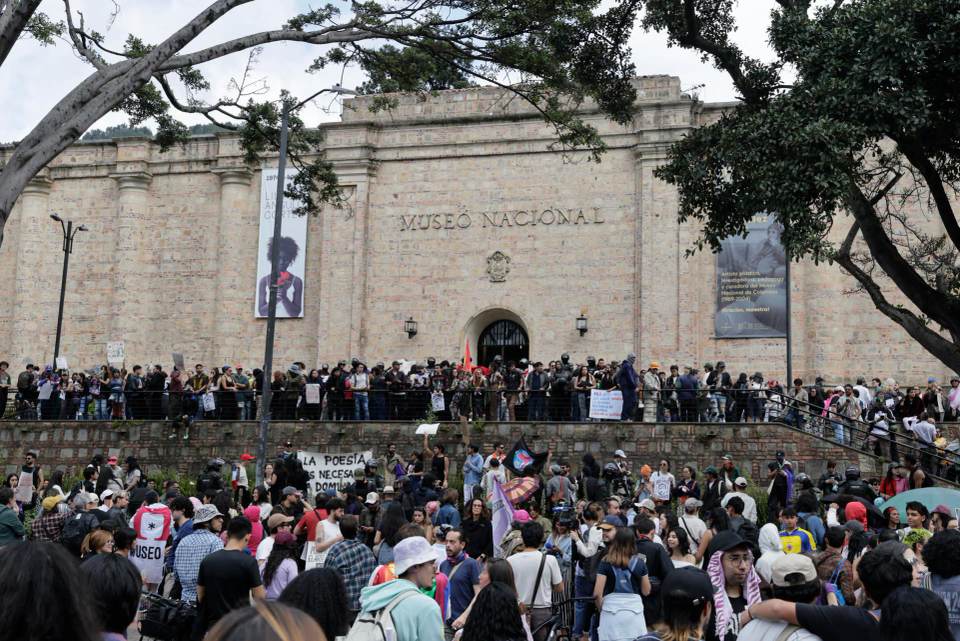 Manifestantes pegan frente al Museo Nacional de Colombia copias de las obras retiradas