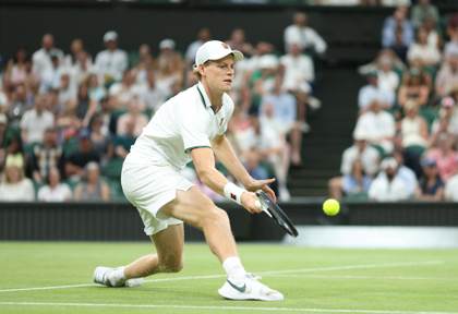 Sinner derriba la ilusión de Mochizuki y llega a cuartos de Wimbledon por quinta vez
